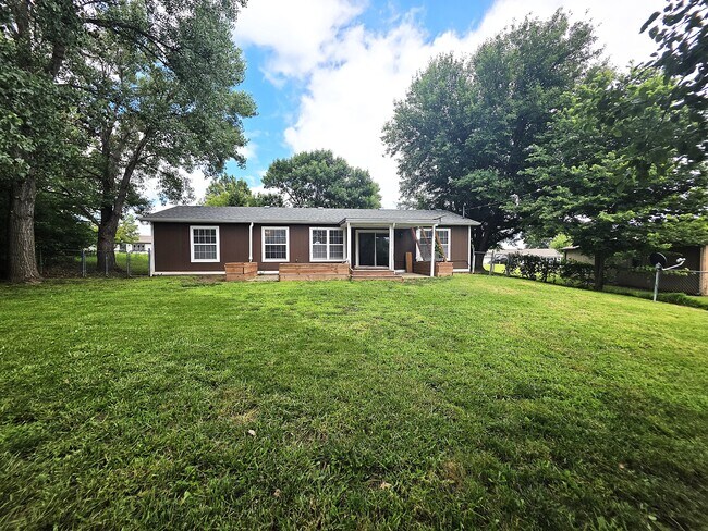 Building Photo - 324 Palomino Ln