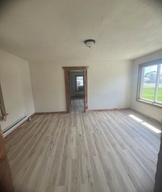 Building Photo - Newly Renovated! - $1,295 Month / $1,900 Down