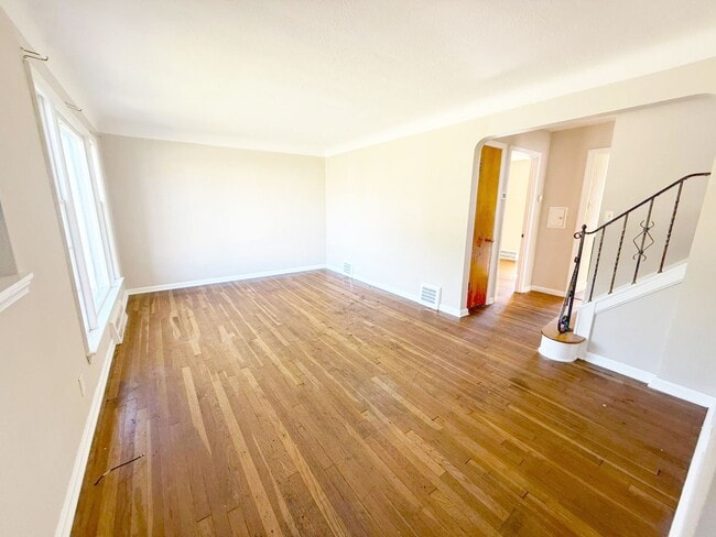 Building Photo - 3 BED 1 BATH BEAUTIFUL SINGLE FAMILY HOME