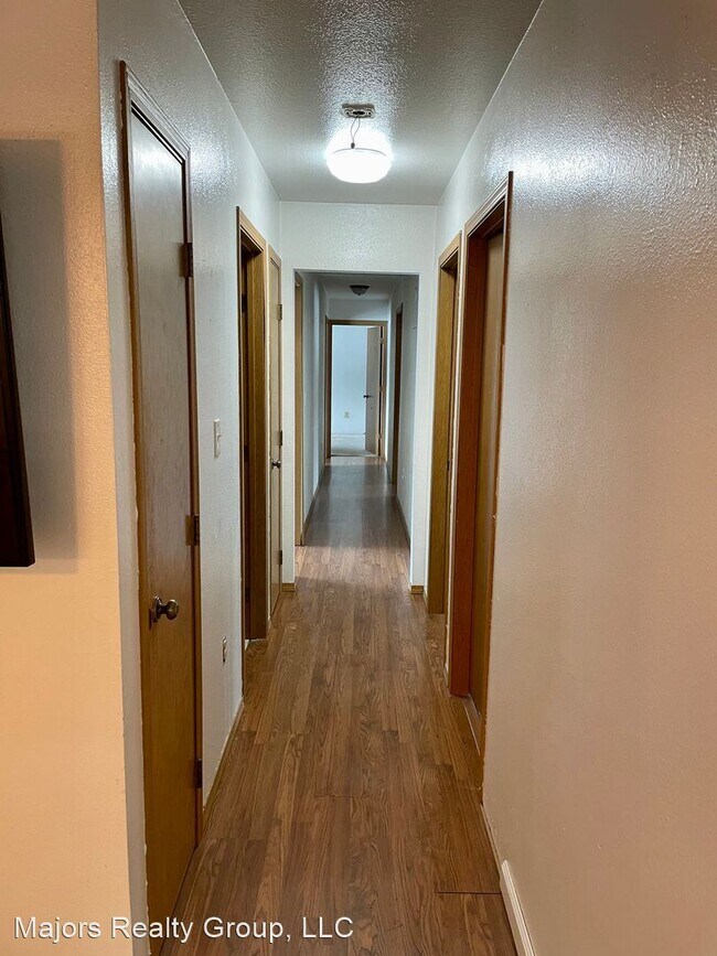 Building Photo - 4 br, 2 bath House - 1070 Oak Crest Crt.