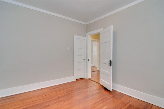 Building Photo - Cozy Cottage in Midtown!