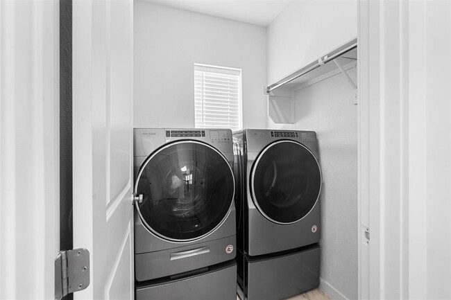 Building Photo - 121 Rangel Dr