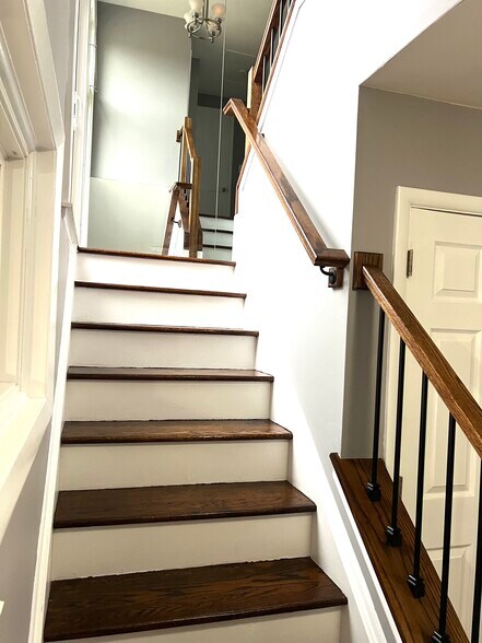 Building Photo - 556 Bloomfield Ct