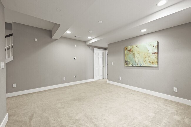 Building Photo - Beautiful 5 Bedroom Home- Move in Ready- C...