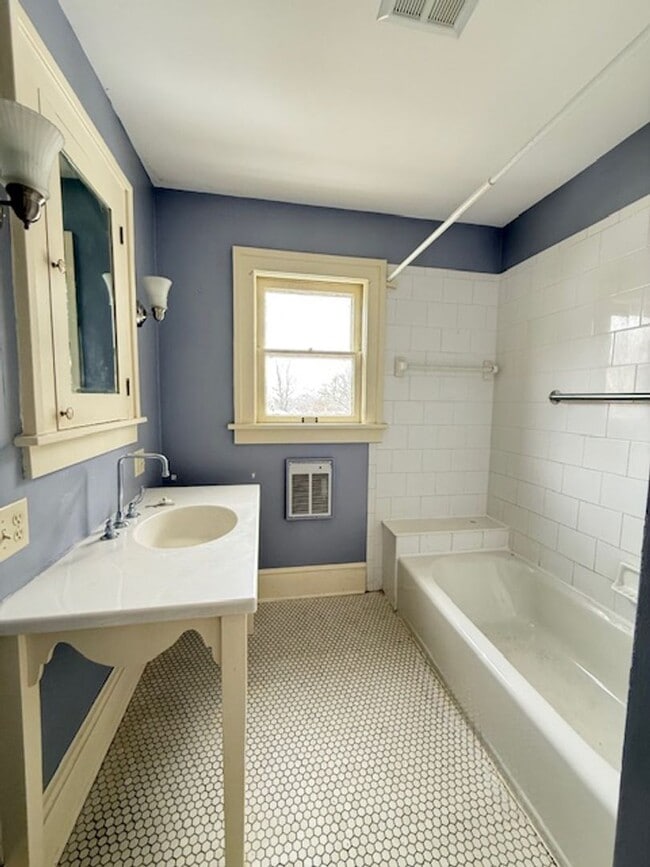 Building Photo - ASHLAND - Charming + Spacious 3 Bedroom, 1/2 Bath Home