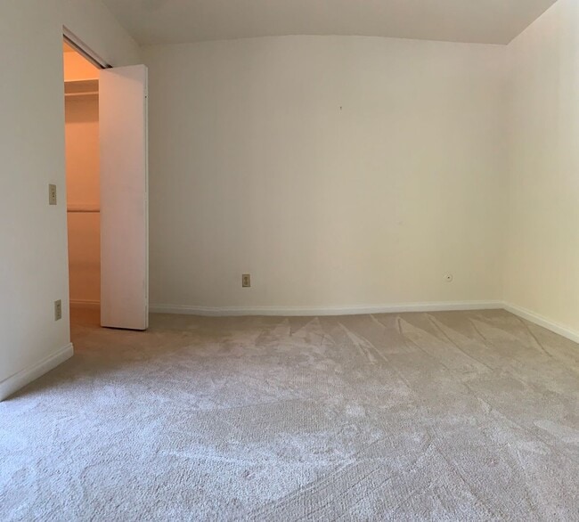 Building Photo - Condo in the Heart of Mission Valley!
