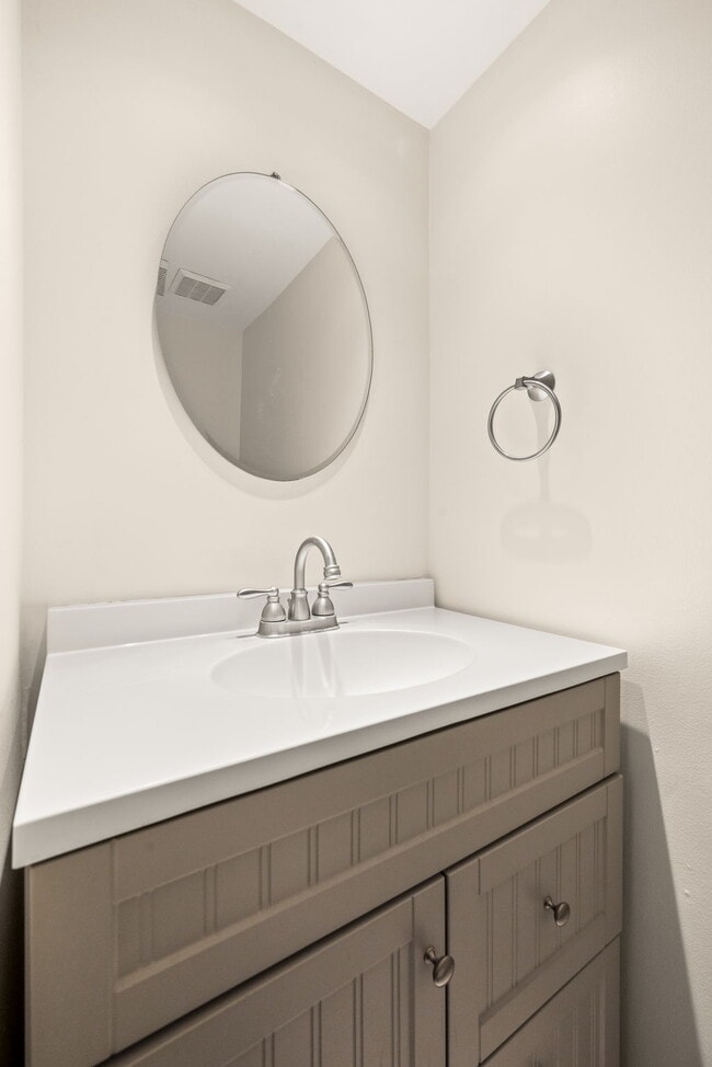 Building Photo - 404 Worthington Dr