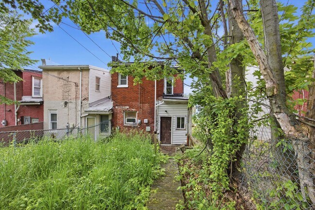 Building Photo - 616 Lillian St