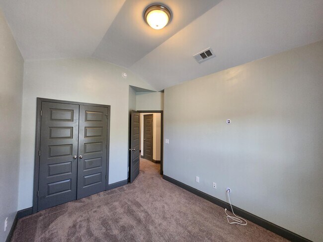 Building Photo - 5814 Whispering Pnes Wy