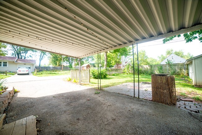 Building Photo - Adorable Bungalow