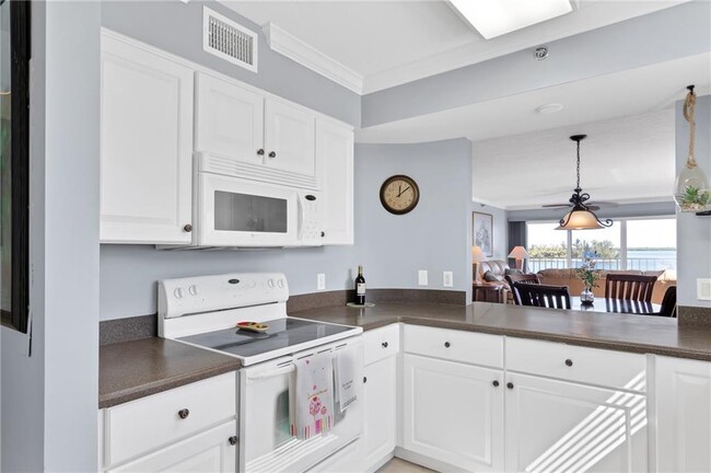 Building Photo - 6061 N River Run Dr