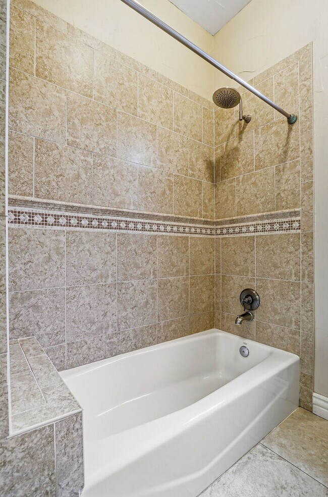 Building Photo - 724 Scott Ln