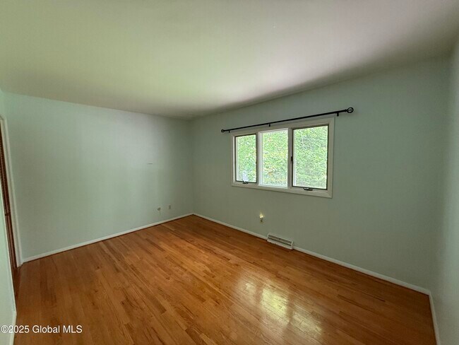 Building Photo - 1565 Crescent Rd