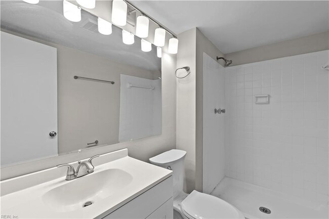 Building Photo - Updated Townhome in Virginia Beach