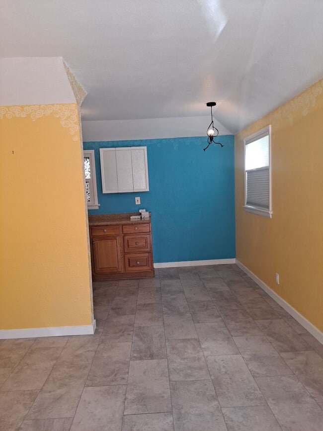 Building Photo - ALL PROSPECTIVE TENANTS MUST SUBMIT A $58 ...