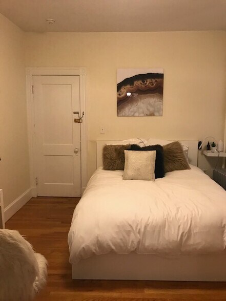 Building Photo - 1122 Commonwealth Ave