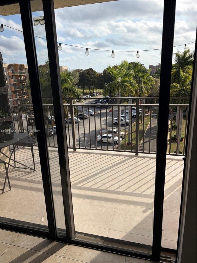 Building Photo - 9300 Fontainebleau Blvd