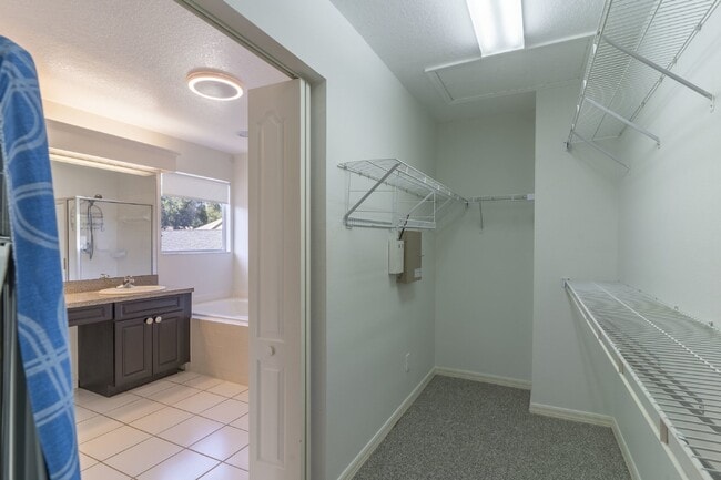 Building Photo - Beautiful 4/2 home Located on a tree lined street in the gate of country club community of the Hu...