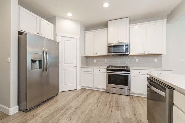 Building Photo - Desirable Salmon Creek Home Located in Lux...