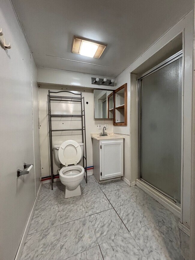 Building Photo - Beautiful 3 bedroom 2 bath in the Phelps g...