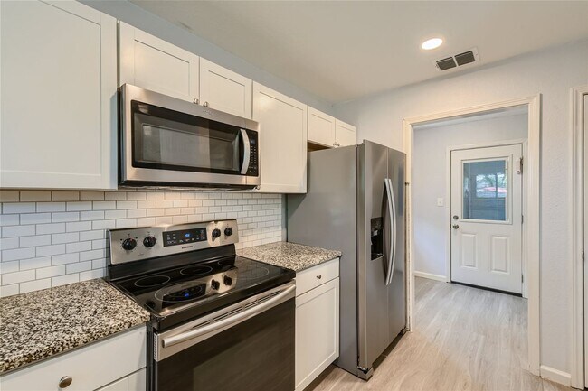 Building Photo - Stunning 4 bedroom for rent, mature trees,...