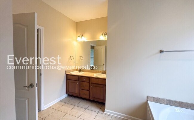 Building Photo - 3 Bed, 2 Bath Home with Garage / Available Now!
