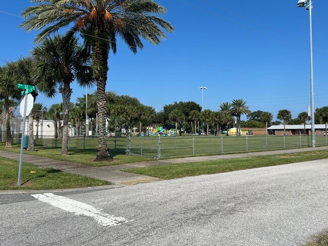 Building Photo - 623 5th Ave S