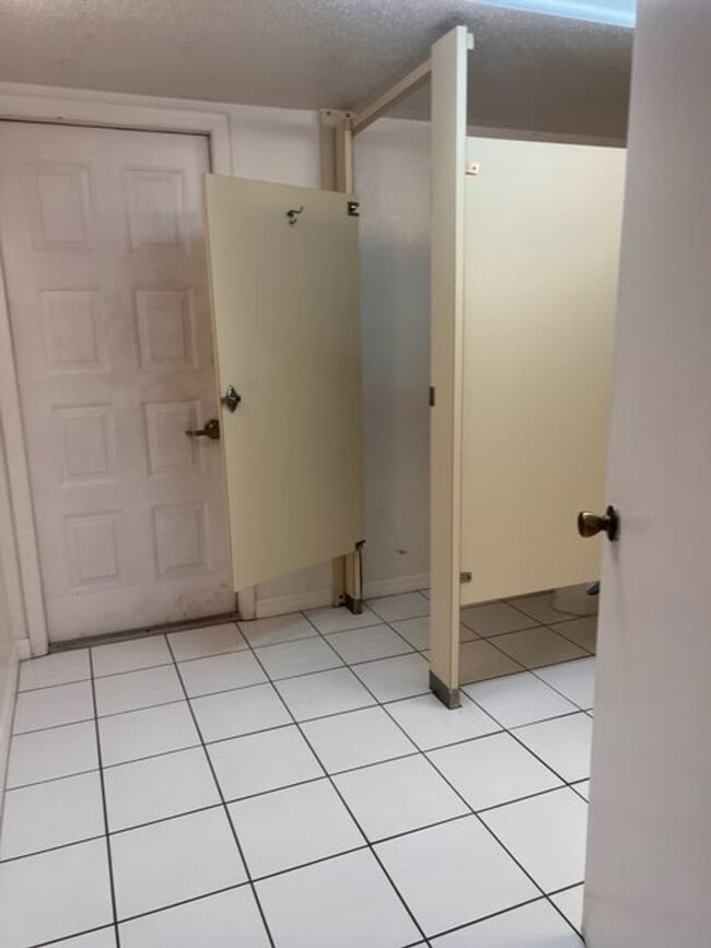 Building Photo - GREAT PRICE!  2BR/1.5 BATH - 2 month minimum rental