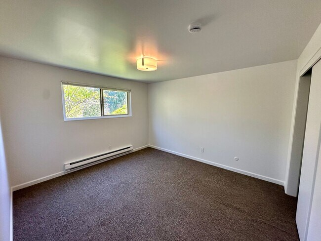Building Photo - Spacious 2-Bed with Washer/Dryer, Dishwash...
