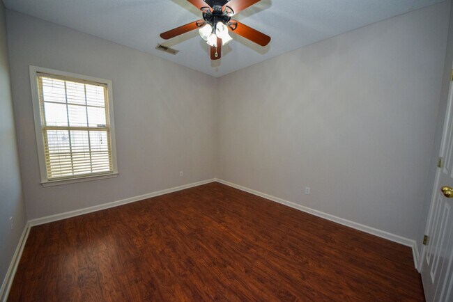 Building Photo - Great 3 bed, 2 bath home in Cordova with wonderful curb appeal.