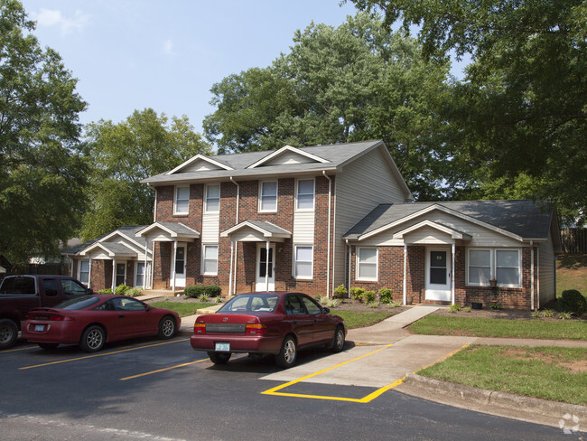 Primary Photo - Parkland Apartments