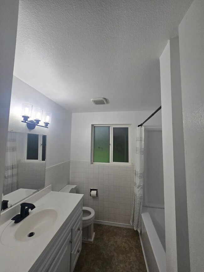 Building Photo - Beautiful 3 bedroom on large lot.