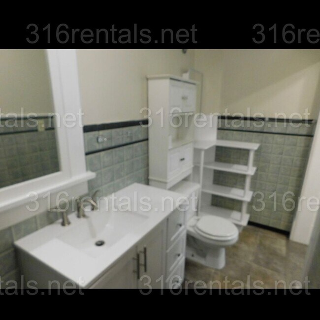 Building Photo - Cozy 2 bedroom home on corner lot!