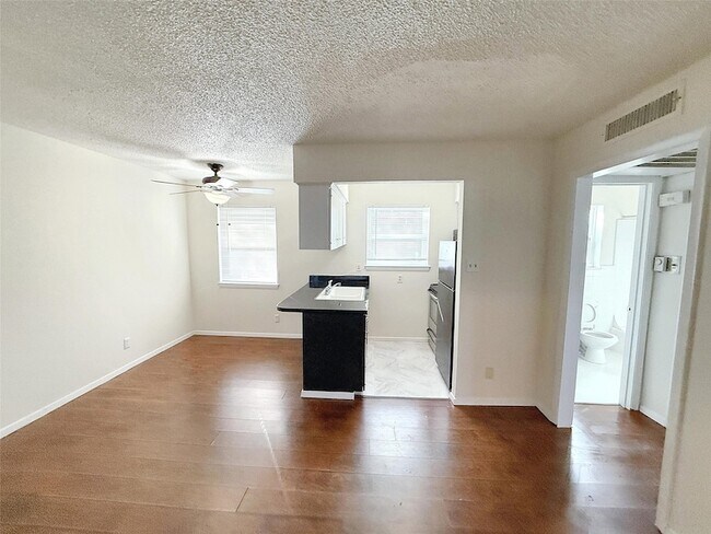 Building Photo - 4811 Live Oak St