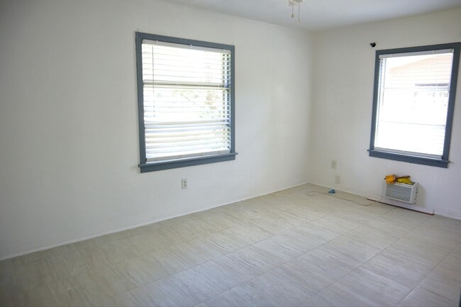 Building Photo - 1056 NE 34th Ct