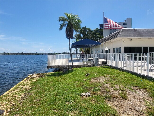 Building Photo - 1075 NE Miami Gardens Dr