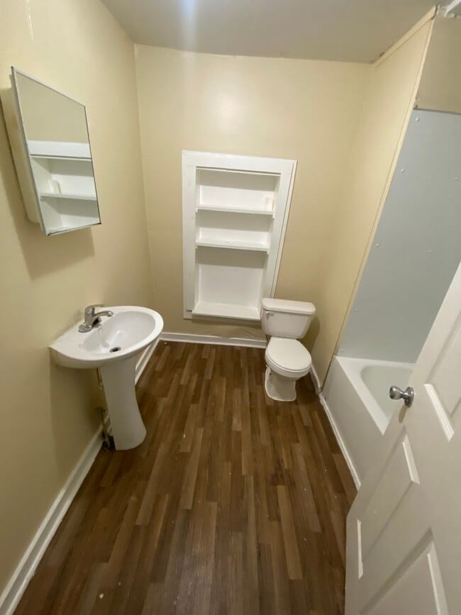 Building Photo - **ON HOLD**3 Bedroom / 2 Bathroom Home for...
