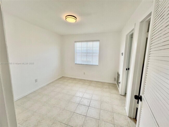 Building Photo - 2015 SW 27th Ave