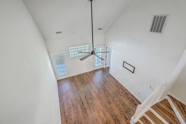 Building Photo - Charming 3-Bedroom Townhome in Summer Wood...