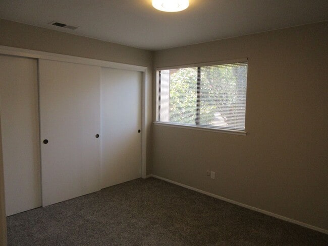 Building Photo - Three bedroom, two bath home located on a quiet cul-de-sac in desirable Bay View Heights