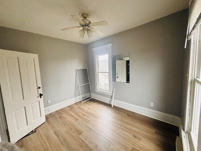 Building Photo - Huge 5BD Two Story Apartment Blocks from Downtown La Crosse