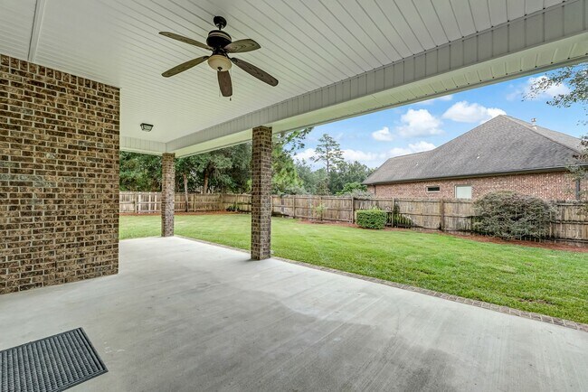 Building Photo - Gorgeous Southern Living Home in Coveted S...