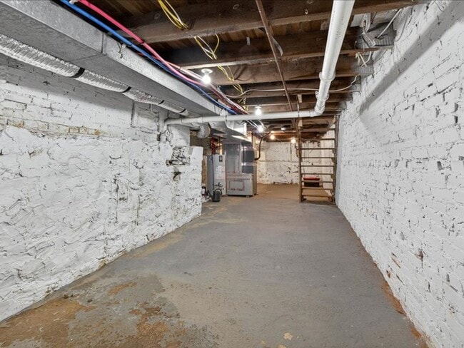 Building Photo - Gorgeous 4 Bedroom 2.5 Bathroom Available in Lancaster City