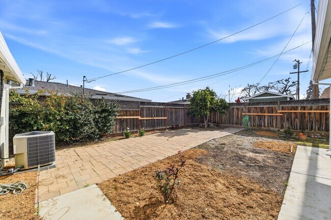 Building Photo - Sunning 3BD/3BA w/Bonus Room and Private Yard