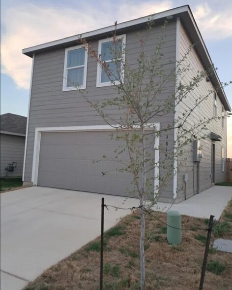 Building Photo - 3819 Millbrook Wy