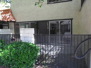 Building Photo - This Townhouse is located minutes from the freeway!