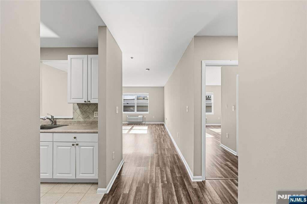 Building Photo - 905 River Rd