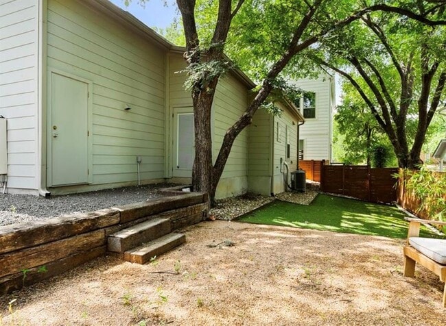 Building Photo - 1609 J J Seabrook Dr