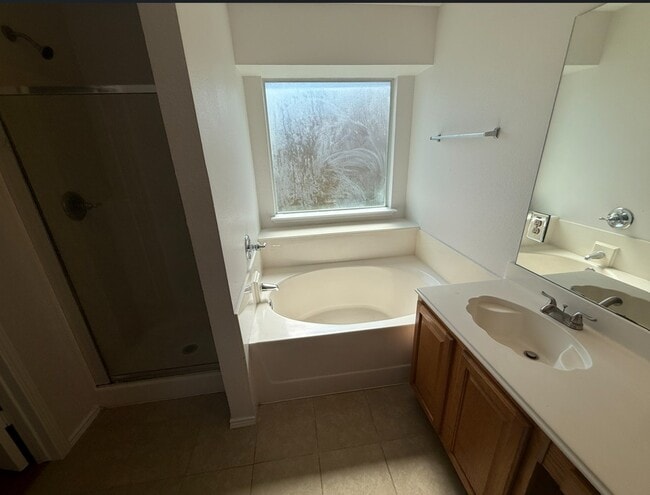 Building Photo - 3912 Silver Springs Dr