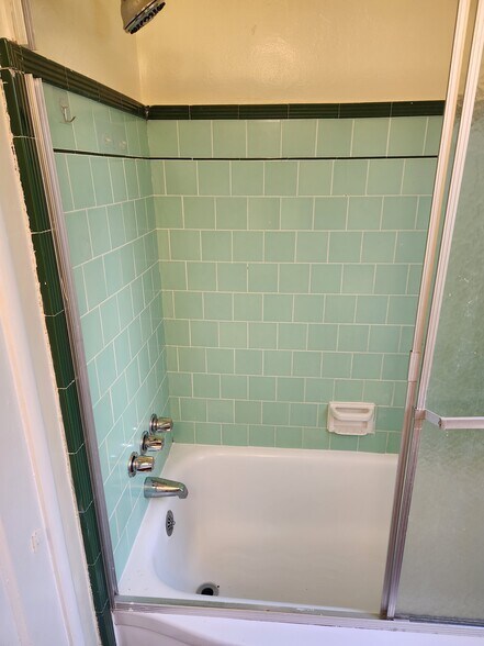 Tub/shower enclosure - 1327 Parker St